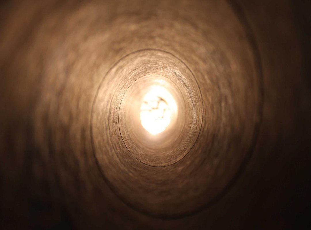 Inspiration: 4 Poses to Try for the Perfect Hidden Face Photo