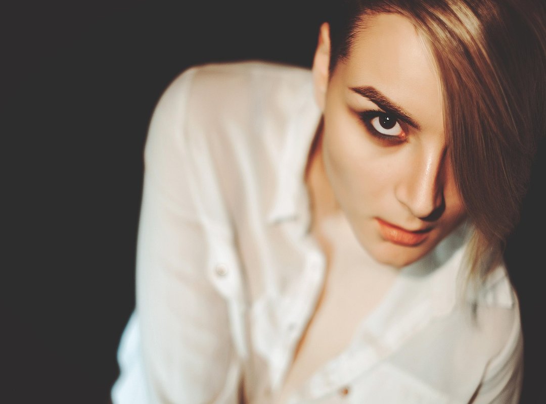 How to Style the String Look with Confidence